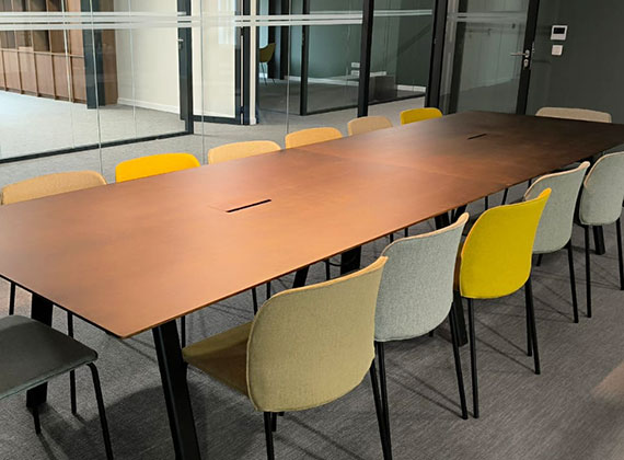 Amenagement grande salle de réunion à Bruges- Table de réunion PLANIA 
