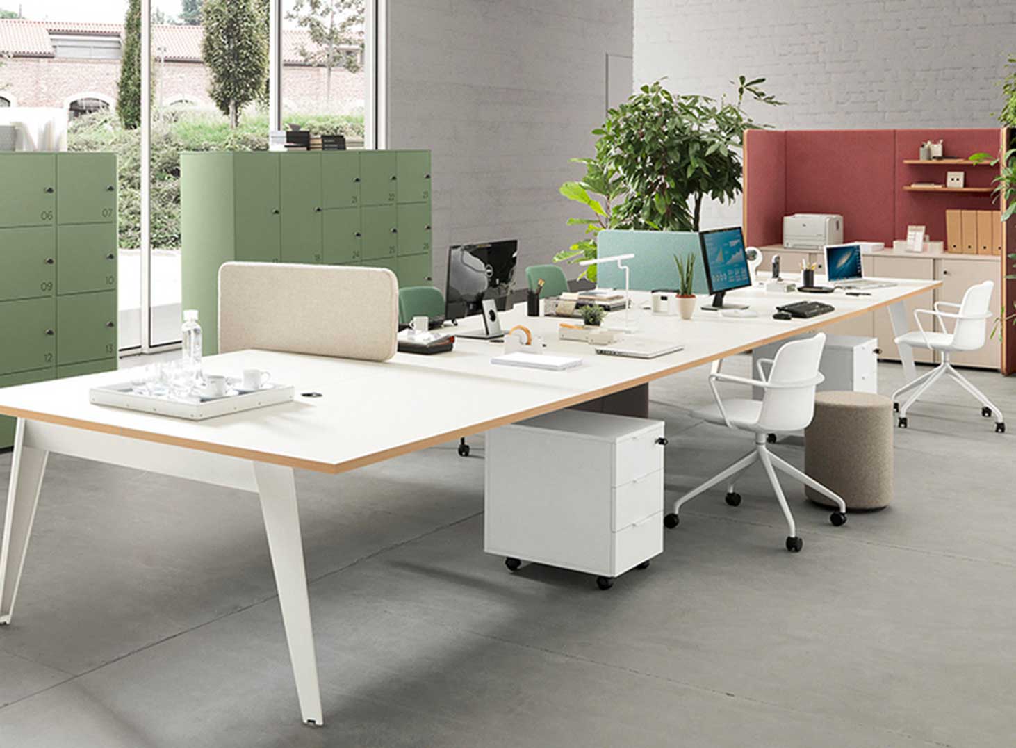 Long bureau partagé blanc avec rangements verts et postes de travail ergonomiques pour collaborateurs et clercs de professions juridiques – aménagement premium Dalla Santa Mobilier